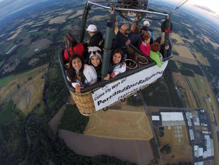 Fer riding in a hot-air balloon during her one-month exchange trip to the Portland, Oregon area in 2016.